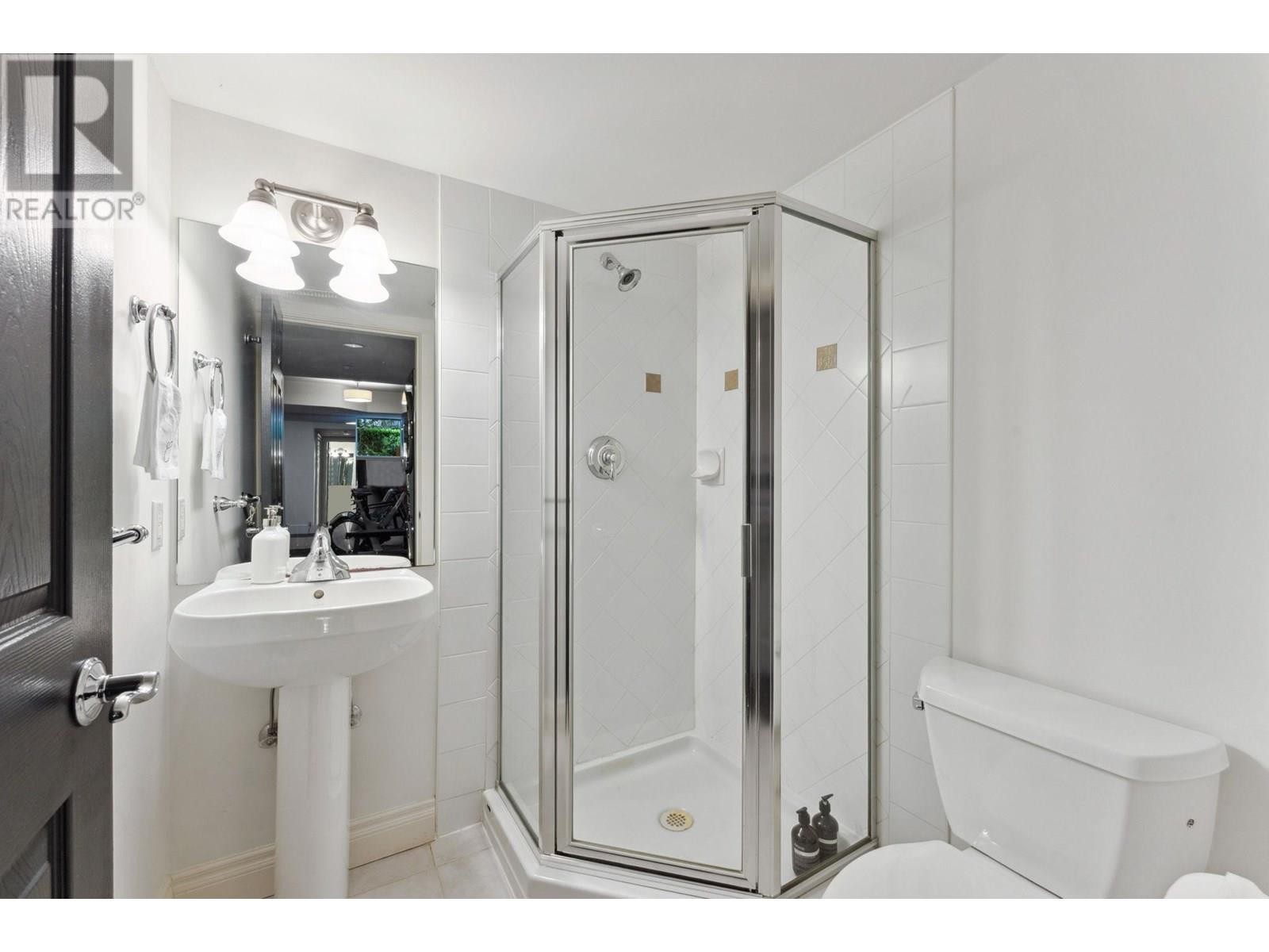 












3761 EDGEMONT BOULEVARD

,
North Vancouver,




British Columbia
V7R2P6

