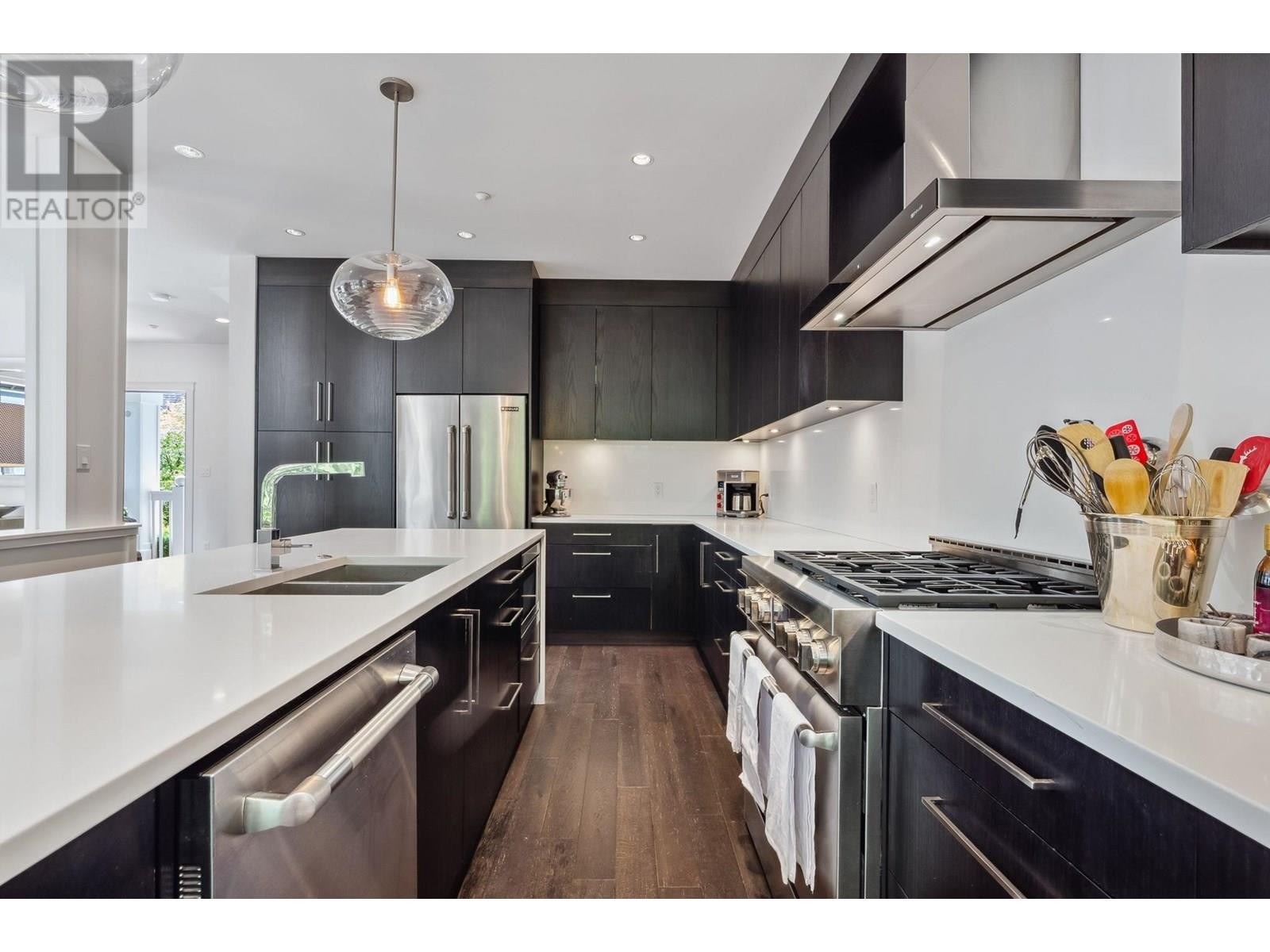 












3761 EDGEMONT BOULEVARD

,
North Vancouver,




British Columbia
V7R2P6

