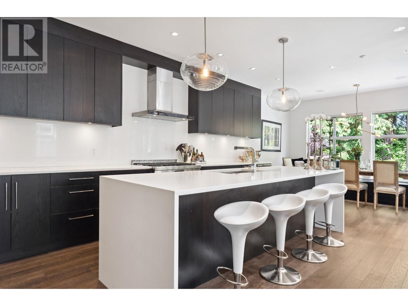 












3761 EDGEMONT BOULEVARD

,
North Vancouver,




British Columbia
V7R2P6

