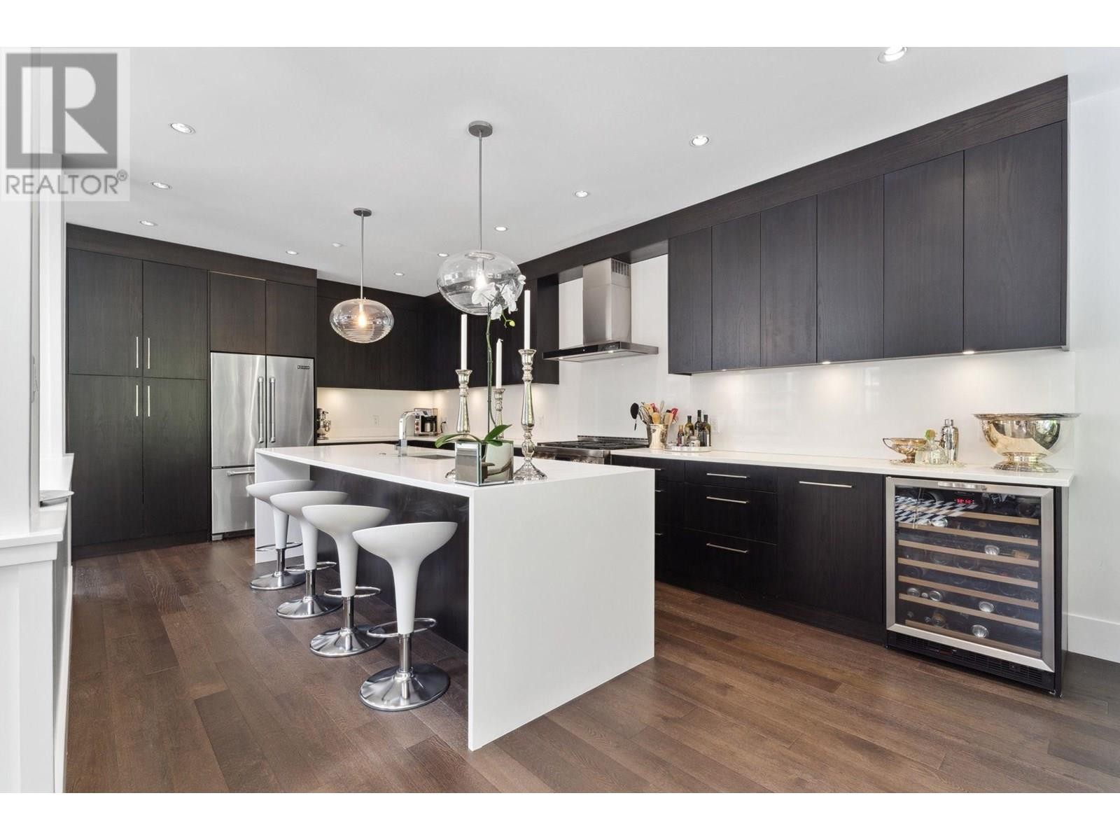 












3761 EDGEMONT BOULEVARD

,
North Vancouver,




British Columbia
V7R2P6

