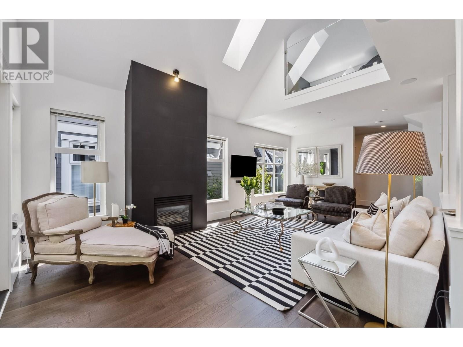 












3761 EDGEMONT BOULEVARD

,
North Vancouver,




British Columbia
V7R2P6

