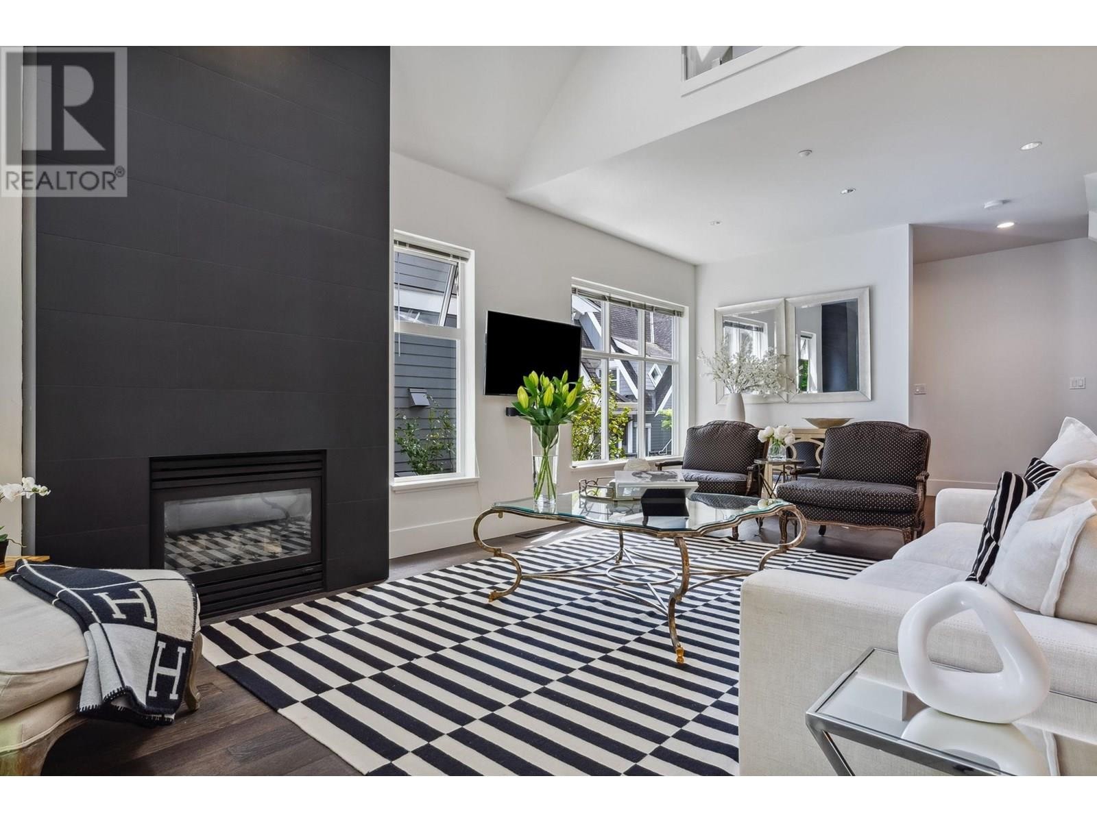 












3761 EDGEMONT BOULEVARD

,
North Vancouver,




British Columbia
V7R2P6

