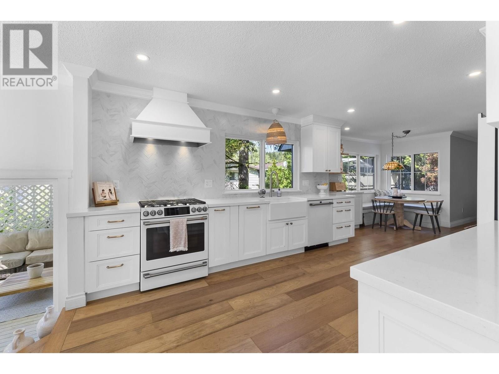 












1682 W 21ST STREET

,
North Vancouver,




British Columbia
V7P2E4

