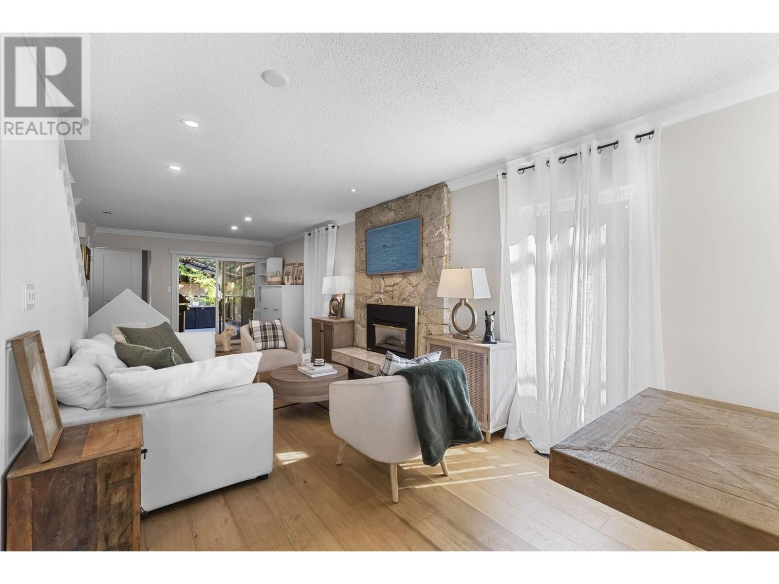 












1682 W 21ST STREET

,
North Vancouver,




British Columbia
V7P2E4

