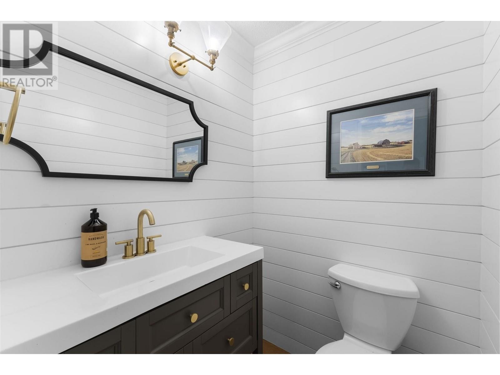 












1682 W 21ST STREET

,
North Vancouver,




British Columbia
V7P2E4

