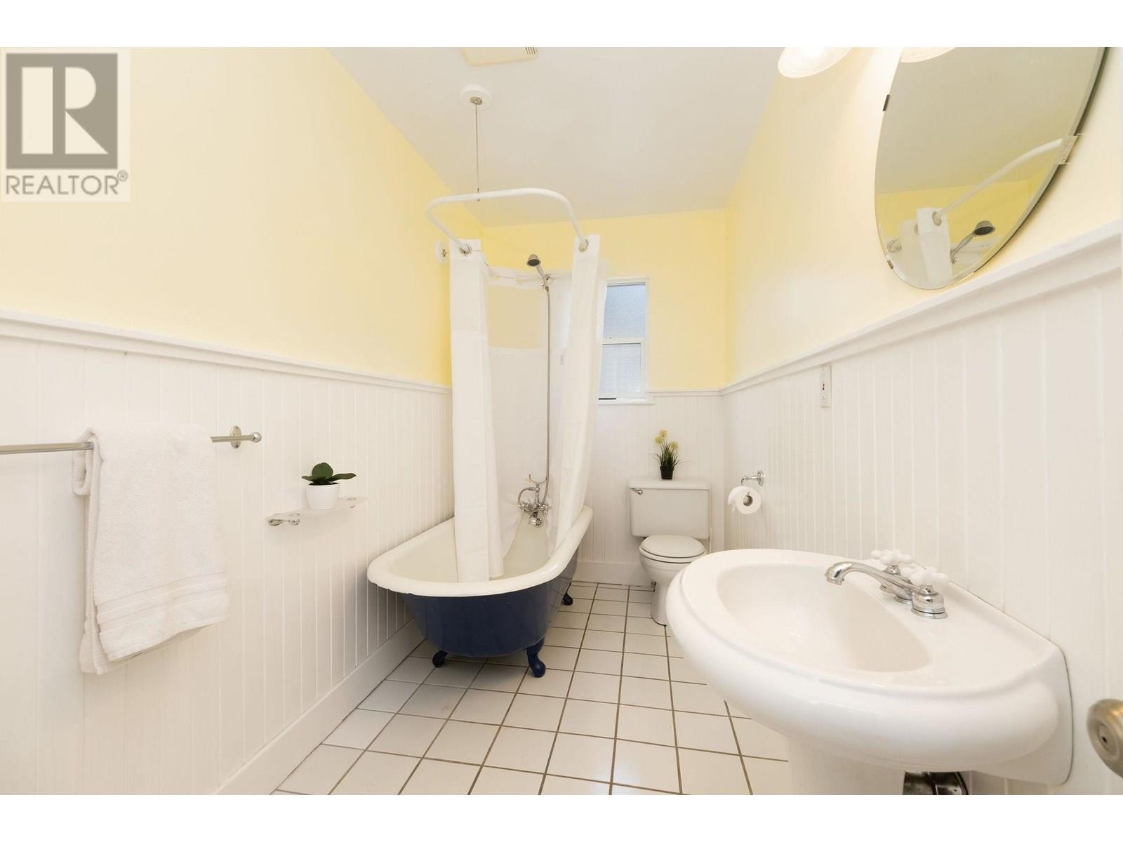 












1075 GLADWIN DRIVE

,
North Vancouver,




British Columbia
V7R1A1

