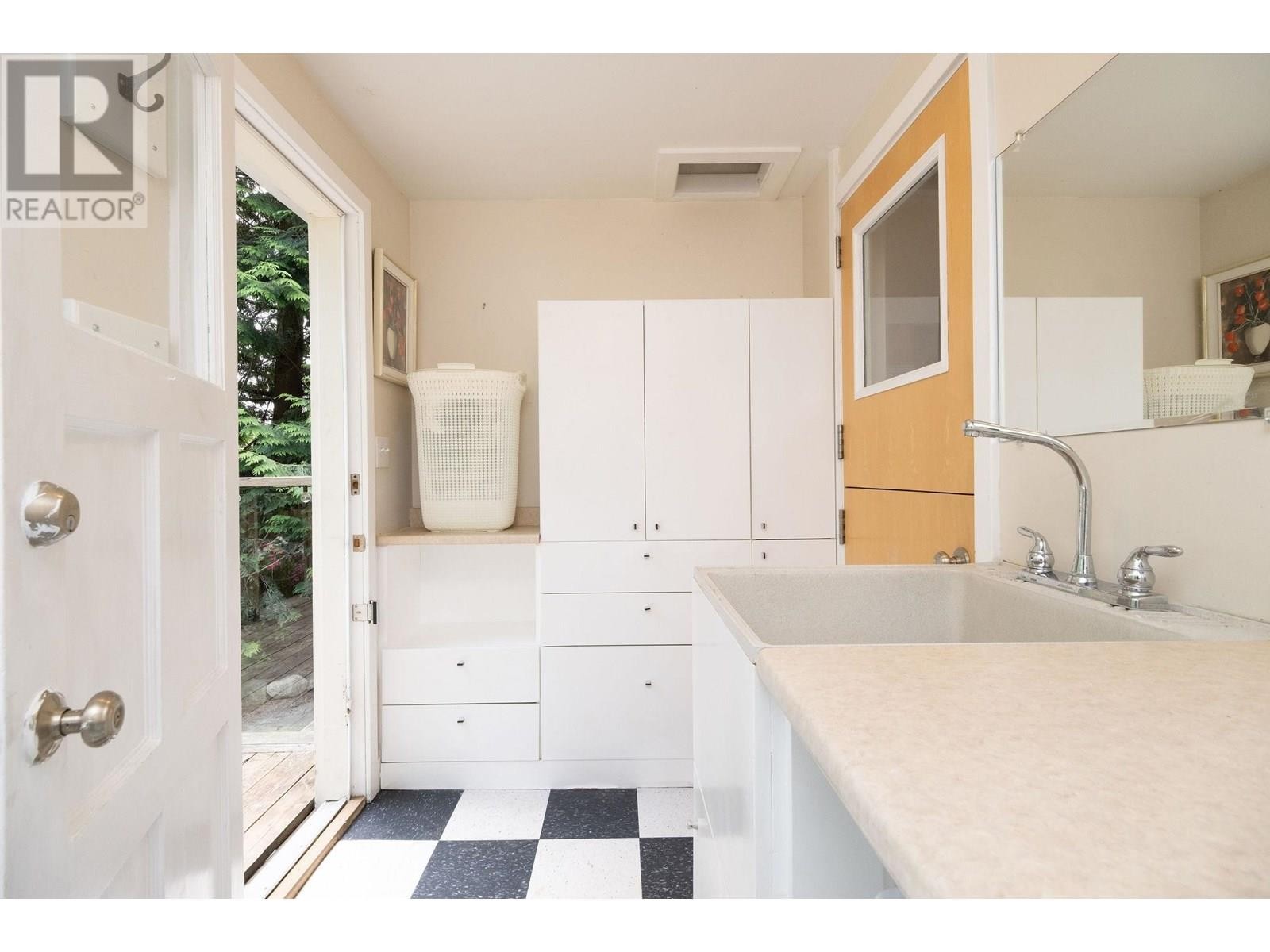 












1075 GLADWIN DRIVE

,
North Vancouver,




British Columbia
V7R1A1

