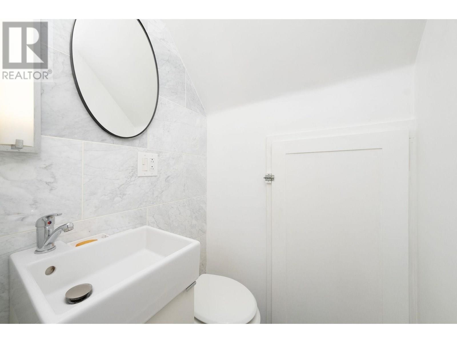 












1075 GLADWIN DRIVE

,
North Vancouver,




British Columbia
V7R1A1

