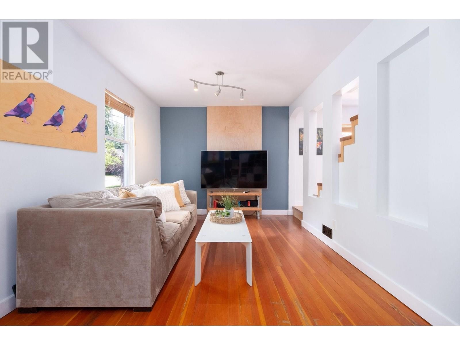 












1075 GLADWIN DRIVE

,
North Vancouver,




British Columbia
V7R1A1


