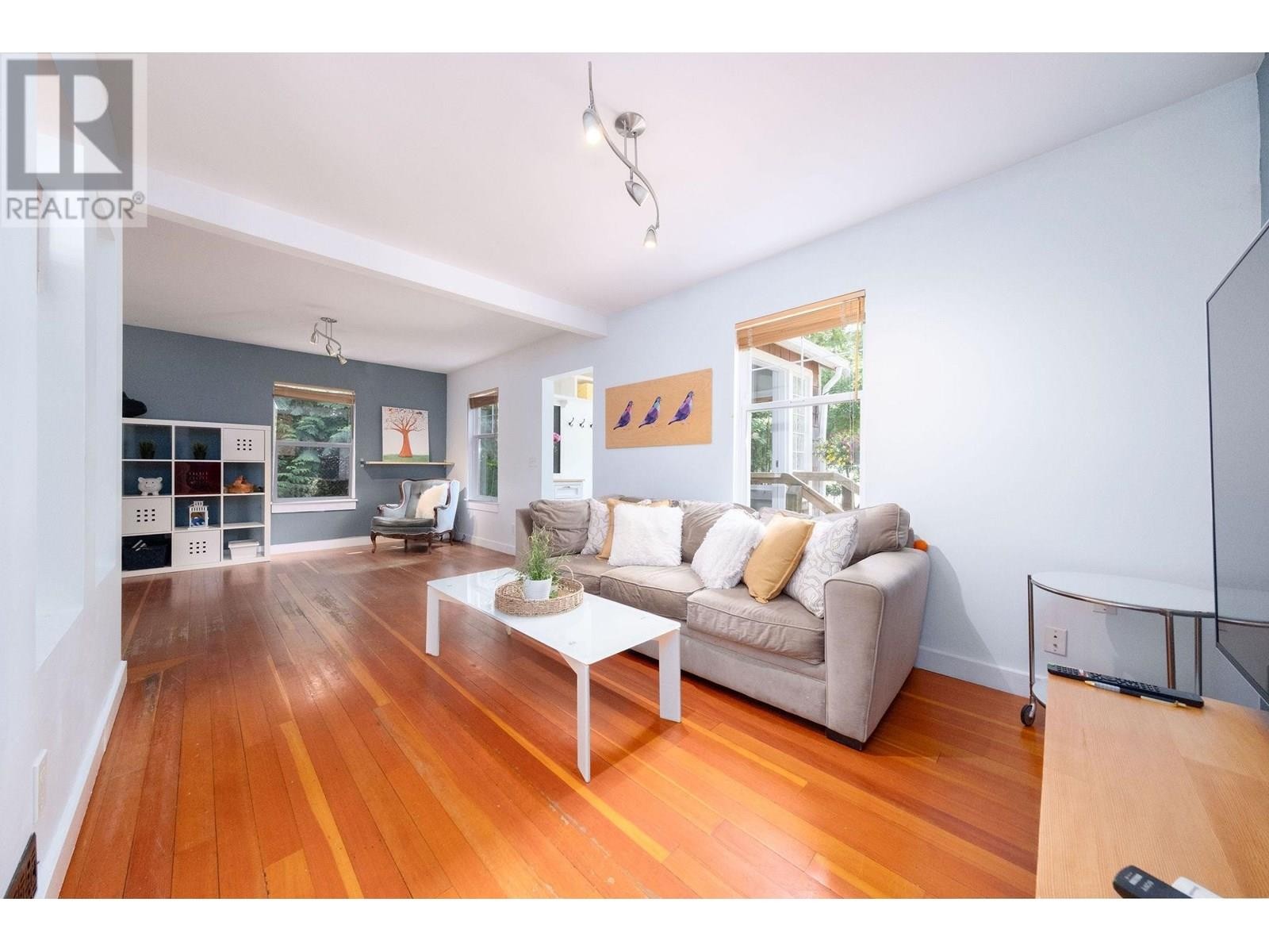 












1075 GLADWIN DRIVE

,
North Vancouver,




British Columbia
V7R1A1

