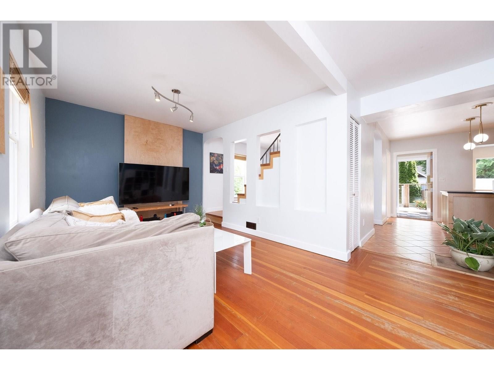 












1075 GLADWIN DRIVE

,
North Vancouver,




British Columbia
V7R1A1

