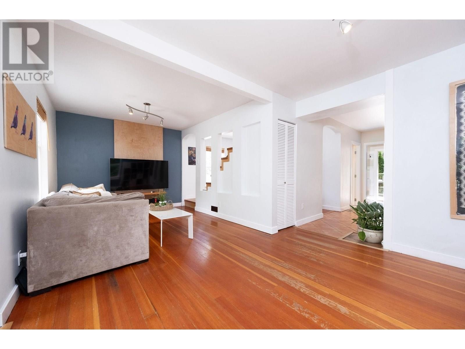












1075 GLADWIN DRIVE

,
North Vancouver,




British Columbia
V7R1A1

