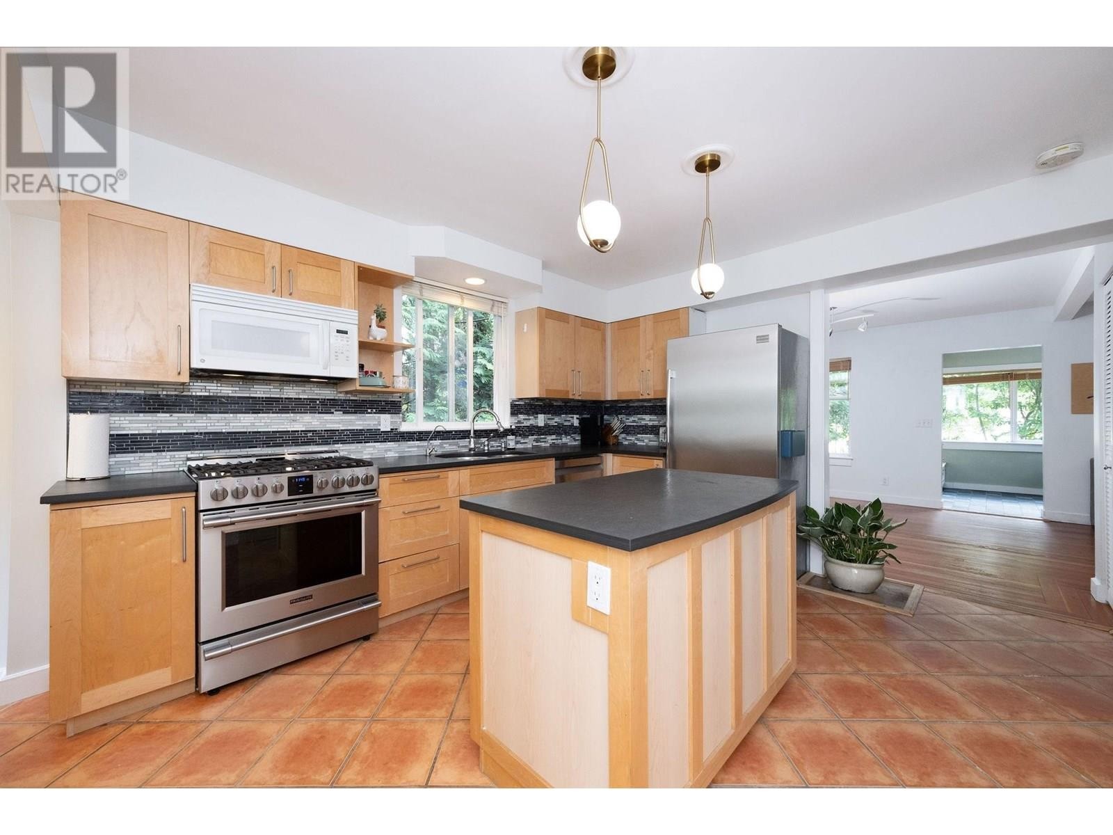 












1075 GLADWIN DRIVE

,
North Vancouver,




British Columbia
V7R1A1


