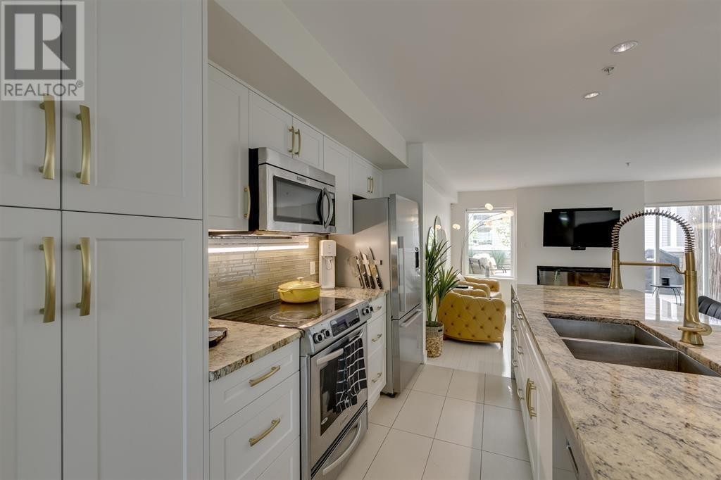 












4 265 E 8TH STREET

,
North Vancouver,




British Columbia
V7L1Y9

