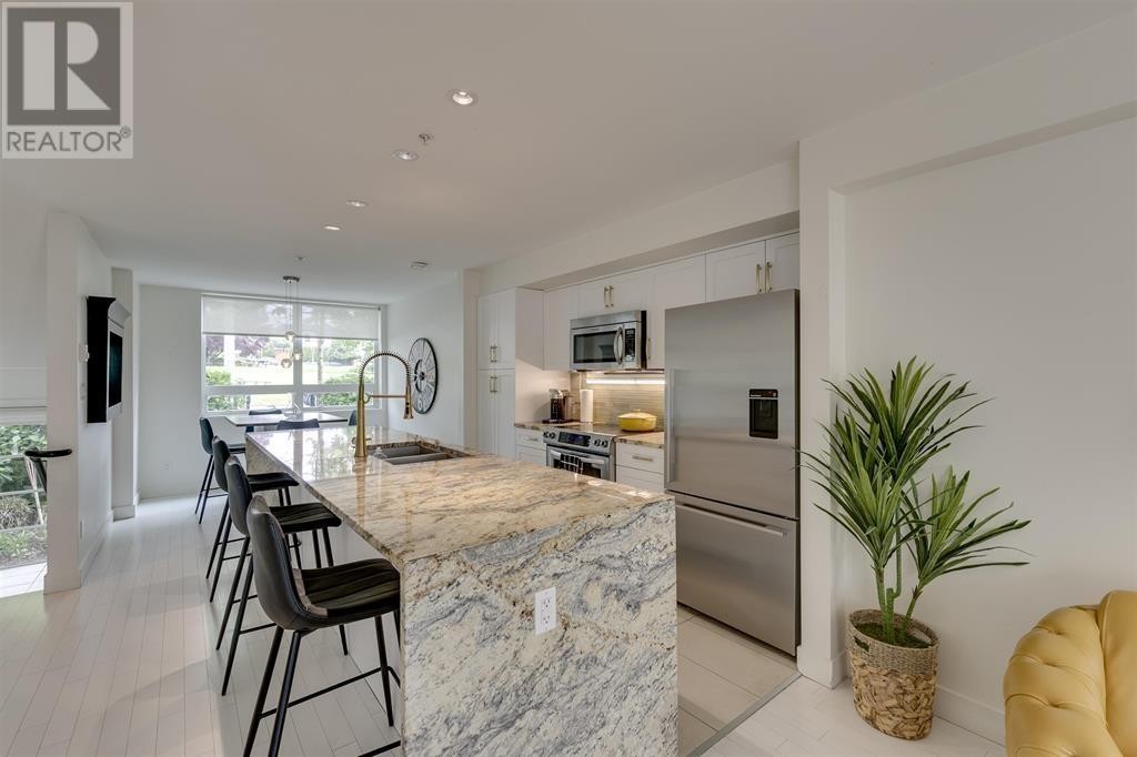 












4 265 E 8TH STREET

,
North Vancouver,




British Columbia
V7L1Y9

