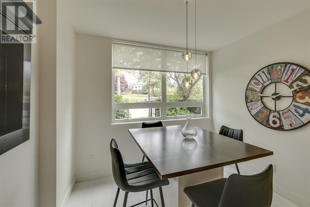 












4 265 E 8TH STREET

,
North Vancouver,




British Columbia
V7L1Y9

