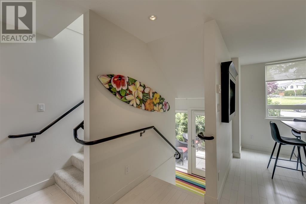 












4 265 E 8TH STREET

,
North Vancouver,




British Columbia
V7L1Y9

