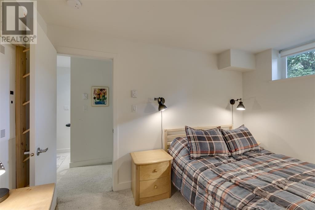 












4 265 E 8TH STREET

,
North Vancouver,




British Columbia
V7L1Y9

