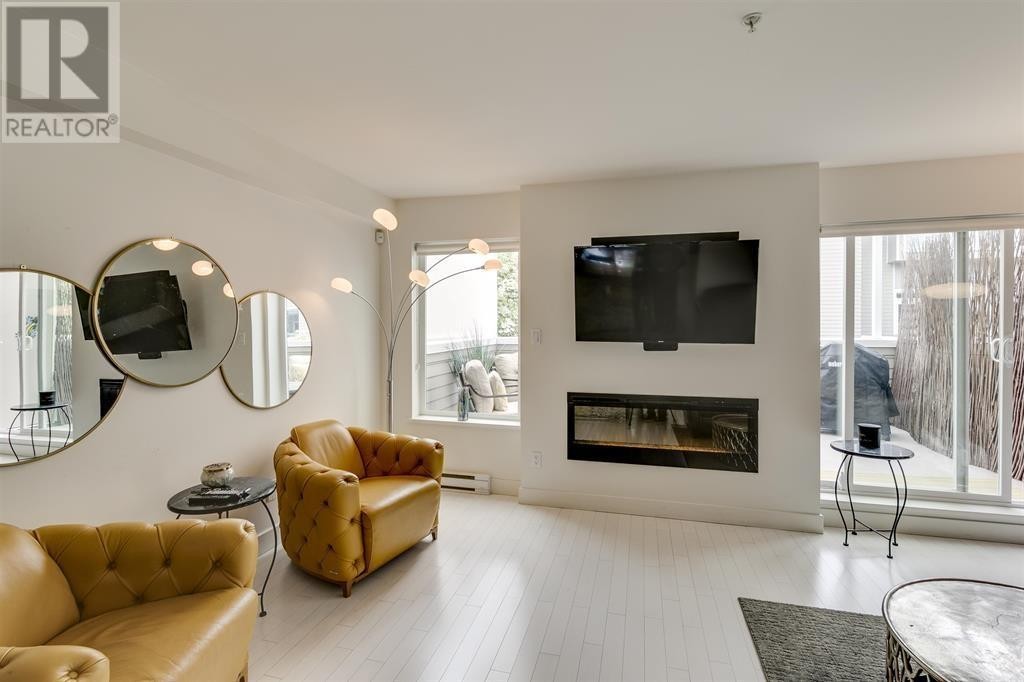 












4 265 E 8TH STREET

,
North Vancouver,




British Columbia
V7L1Y9


