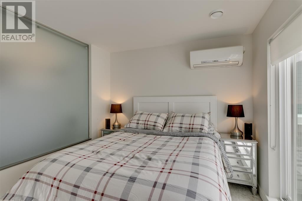 












4 265 E 8TH STREET

,
North Vancouver,




British Columbia
V7L1Y9

