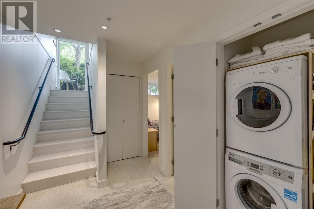 












4 265 E 8TH STREET

,
North Vancouver,




British Columbia
V7L1Y9

