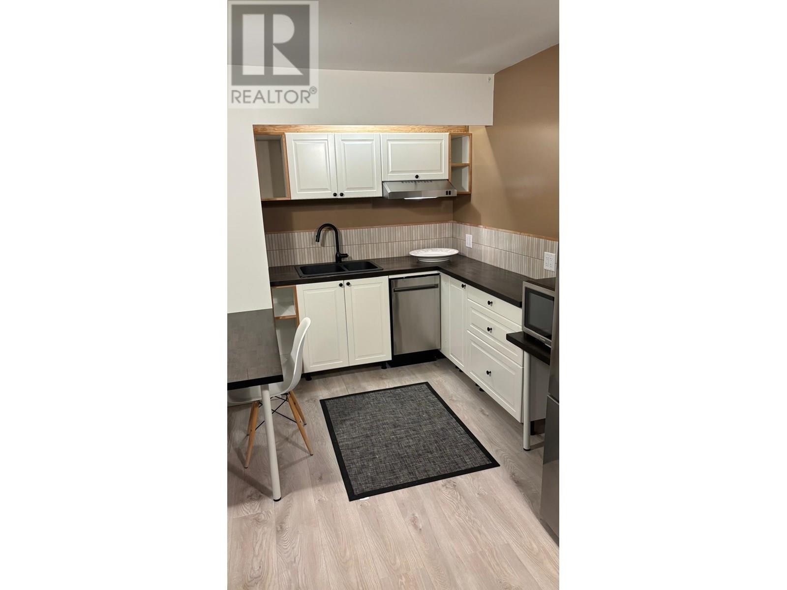 












4 265 E 8TH STREET

,
North Vancouver,




British Columbia
V7L1Y9

