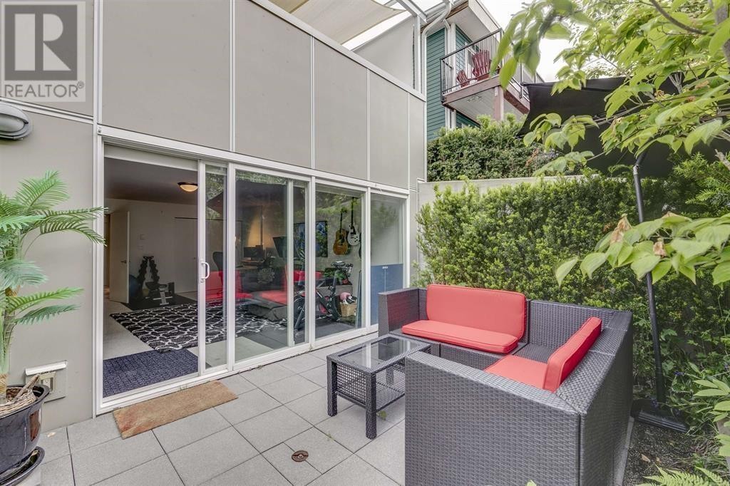 












4 265 E 8TH STREET

,
North Vancouver,




British Columbia
V7L1Y9


