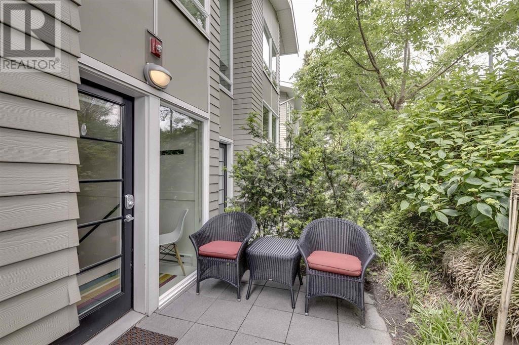 












4 265 E 8TH STREET

,
North Vancouver,




British Columbia
V7L1Y9

