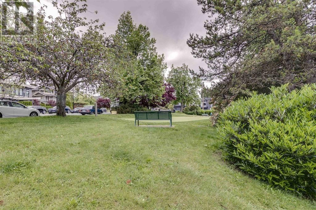 












4 265 E 8TH STREET

,
North Vancouver,




British Columbia
V7L1Y9

