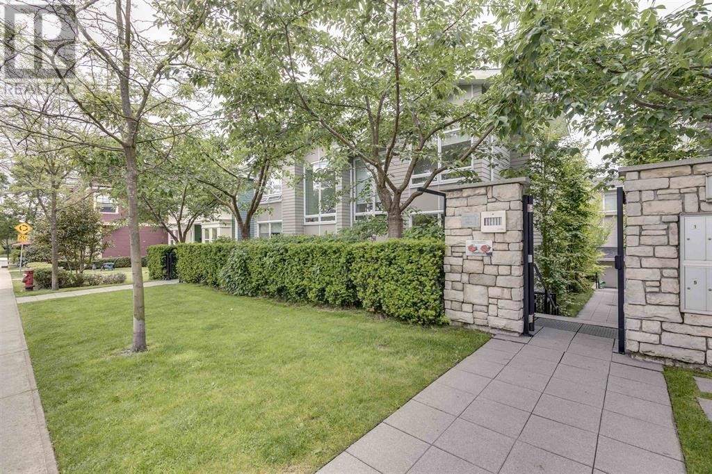












4 265 E 8TH STREET

,
North Vancouver,




British Columbia
V7L1Y9

