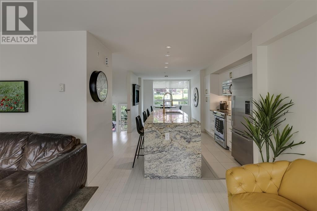 












4 265 E 8TH STREET

,
North Vancouver,




British Columbia
V7L1Y9

