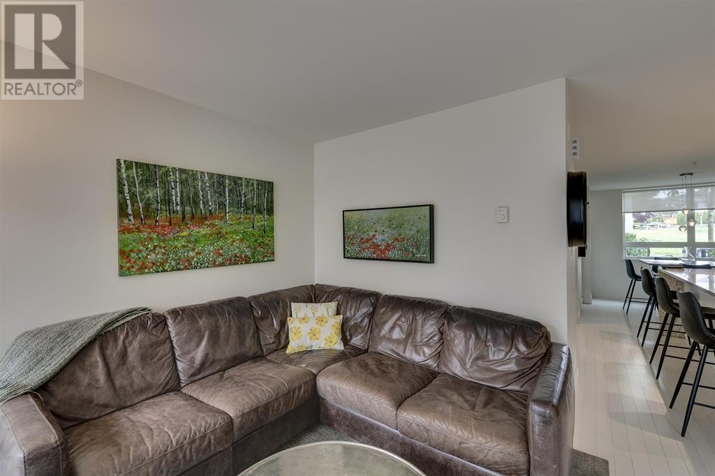 












4 265 E 8TH STREET

,
North Vancouver,




British Columbia
V7L1Y9


