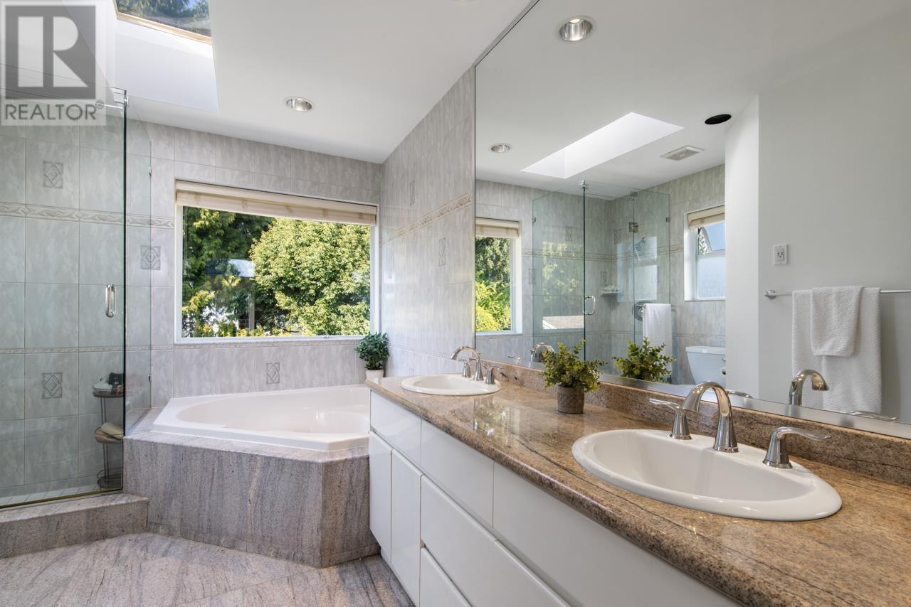












2257 FULTON AVENUE

,
West Vancouver,




British Columbia
V7V1T7

