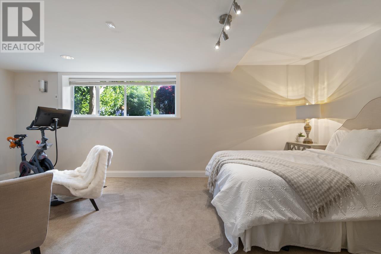 












2257 FULTON AVENUE

,
West Vancouver,




British Columbia
V7V1T7

