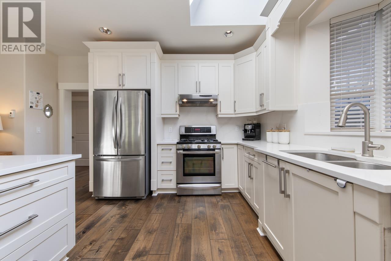 












2257 FULTON AVENUE

,
West Vancouver,




British Columbia
V7V1T7

