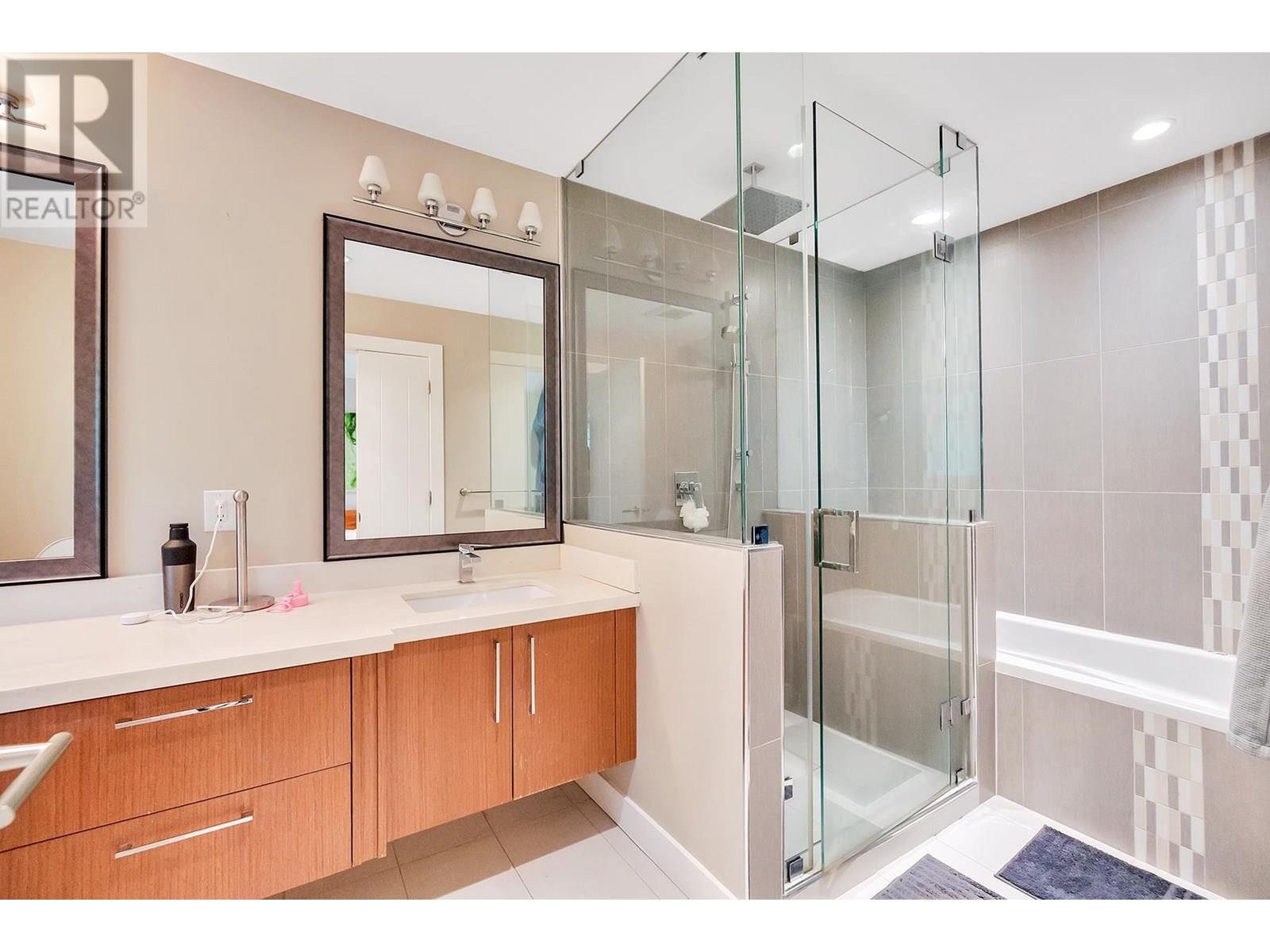












701 KENWOOD ROAD

,
West Vancouver,




British Columbia
V7S1S7

