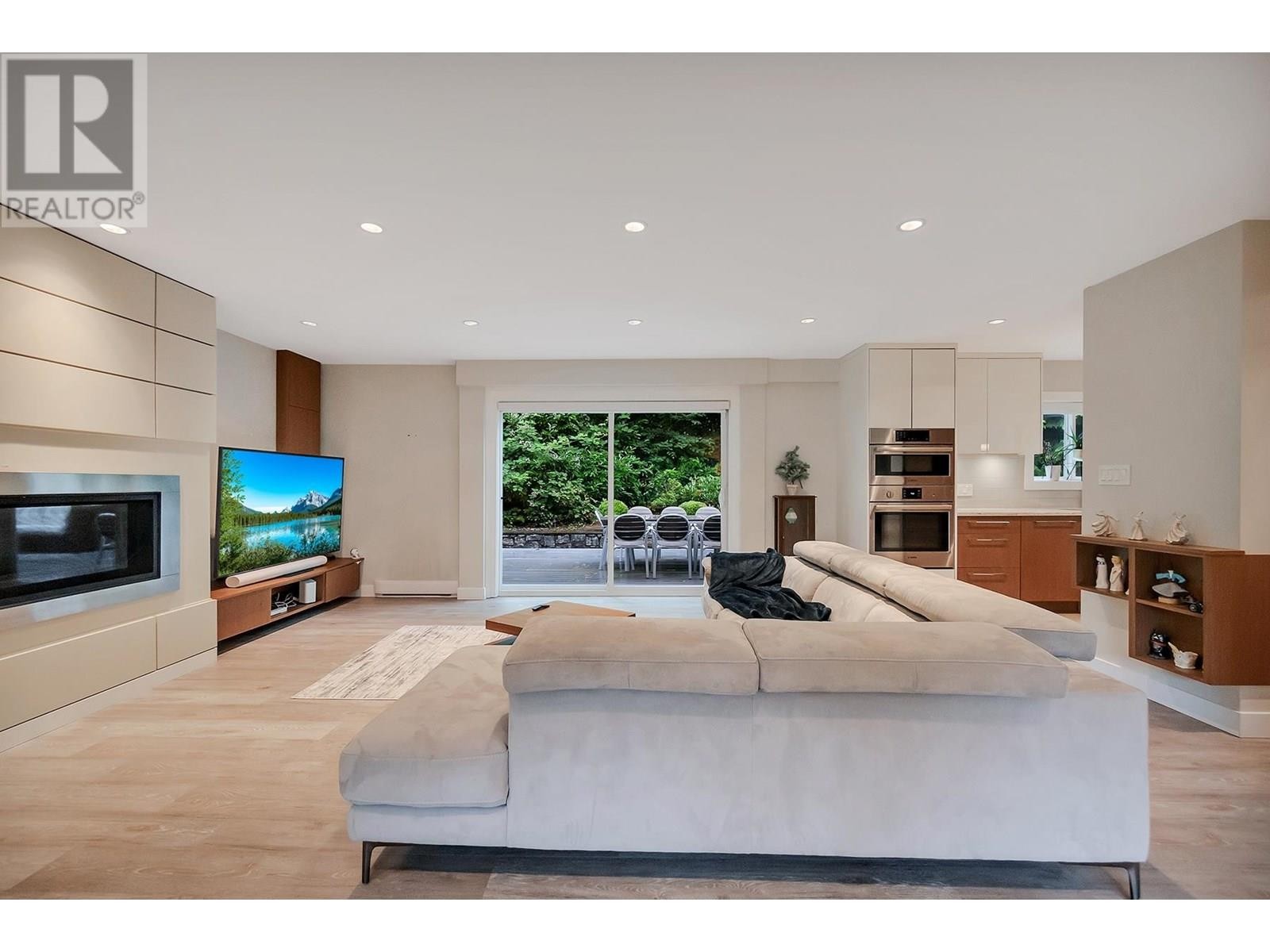 












701 KENWOOD ROAD

,
West Vancouver,




British Columbia
V7S1S7

