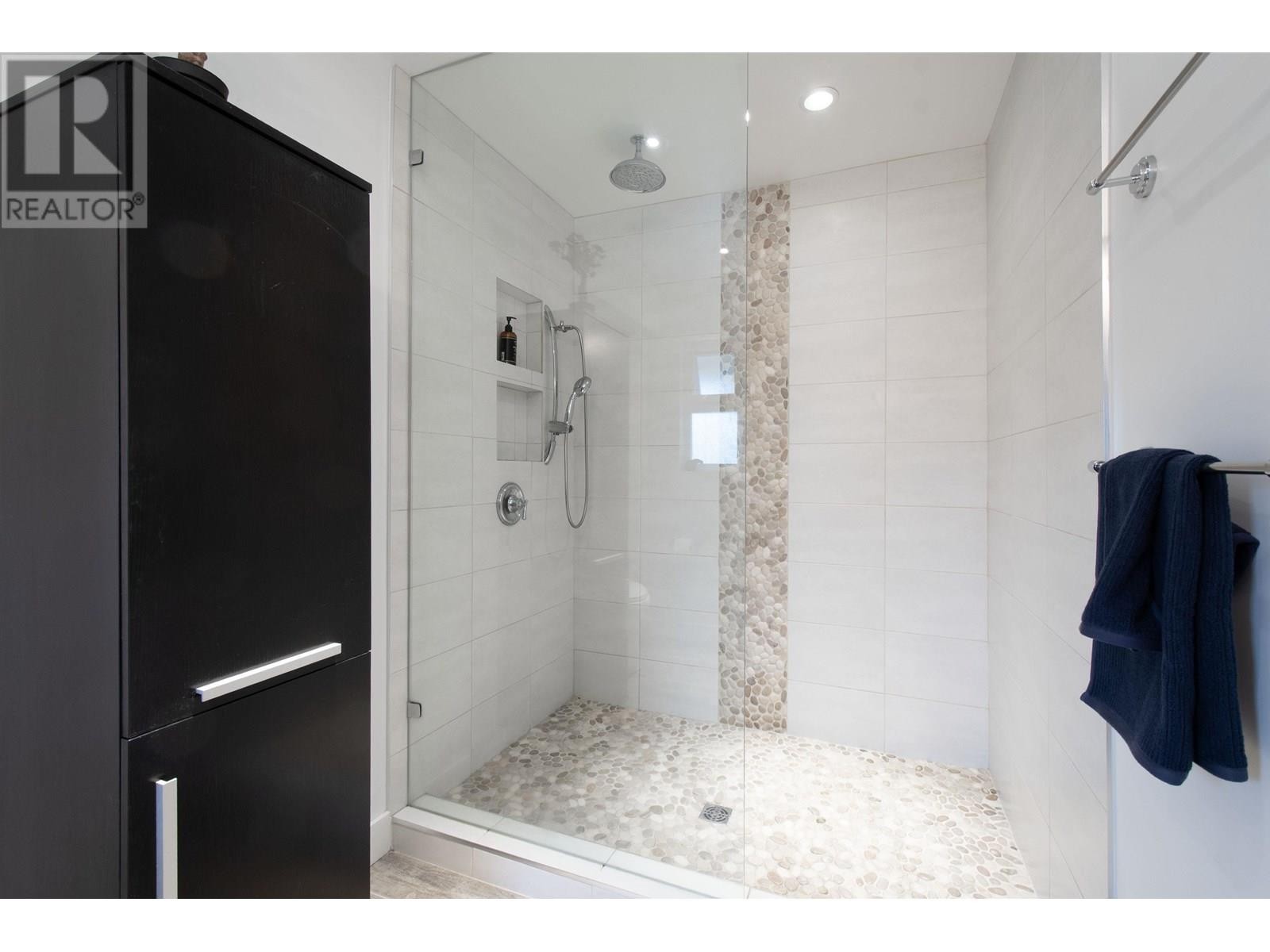 












3855 HILLCREST AVENUE

,
North Vancouver,




British Columbia
V7R4B7

