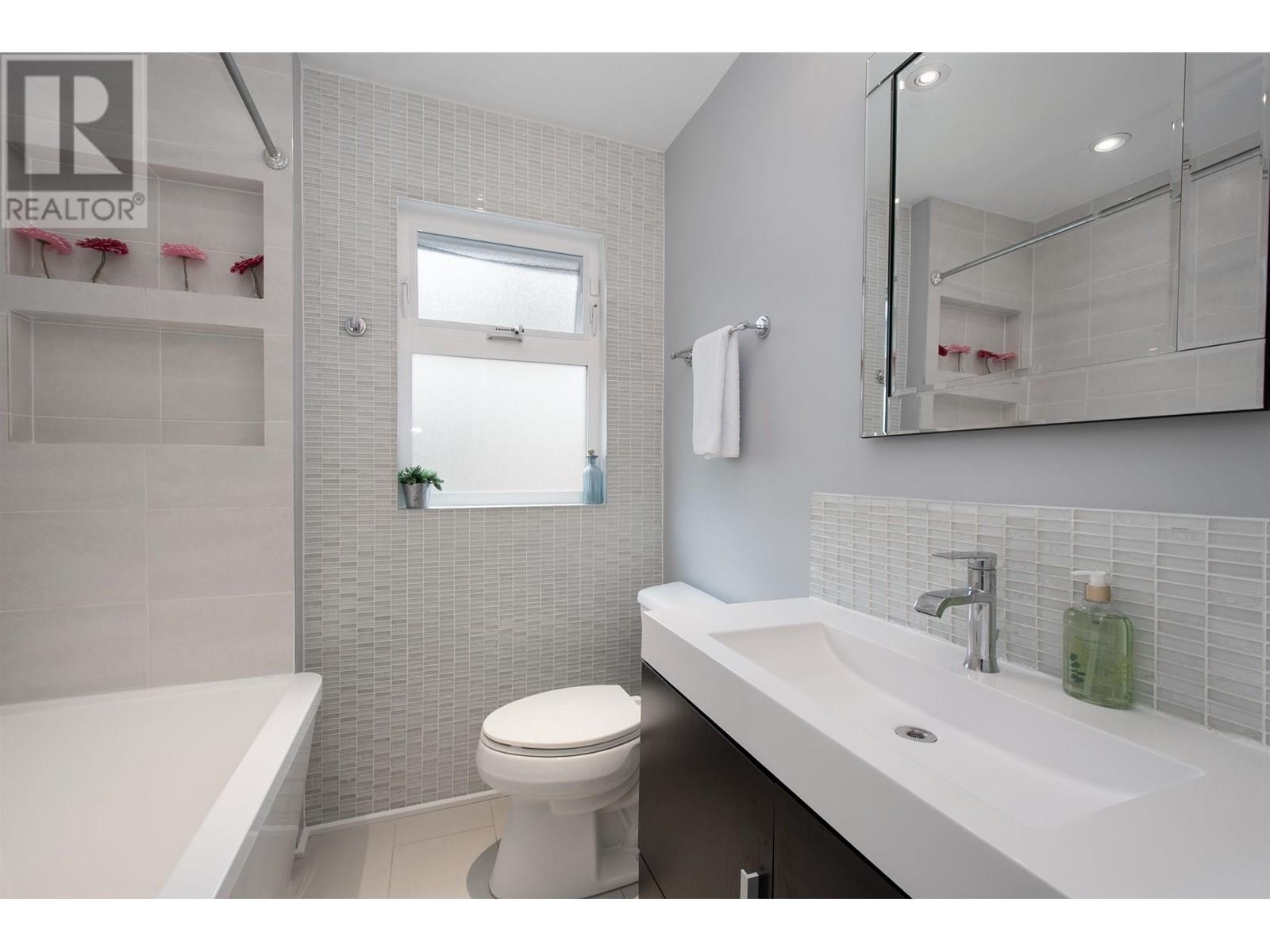 












3855 HILLCREST AVENUE

,
North Vancouver,




British Columbia
V7R4B7

