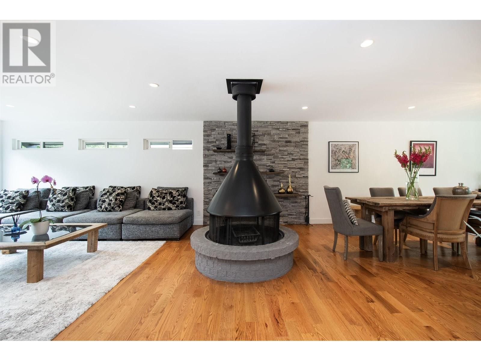 












3855 HILLCREST AVENUE

,
North Vancouver,




British Columbia
V7R4B7

