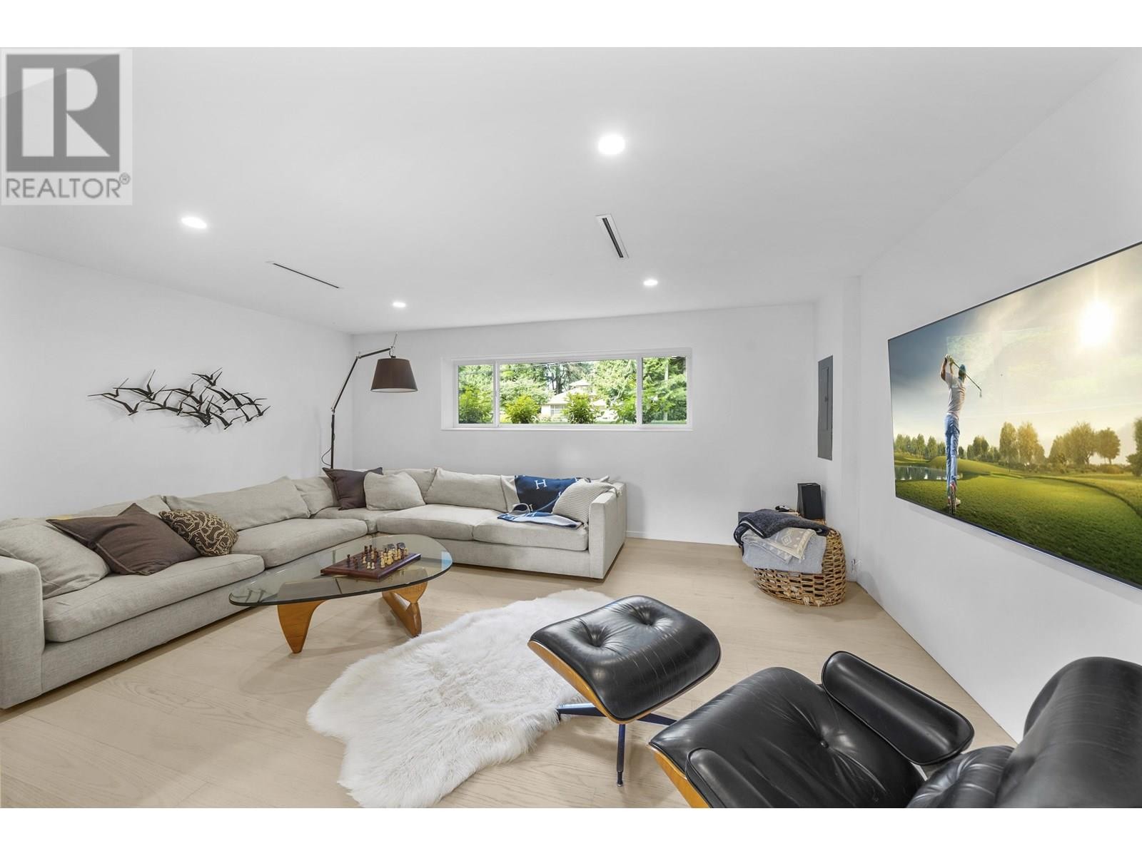 












4514 GLENWOOD AVENUE

,
North Vancouver,




British Columbia
V7R4G5

