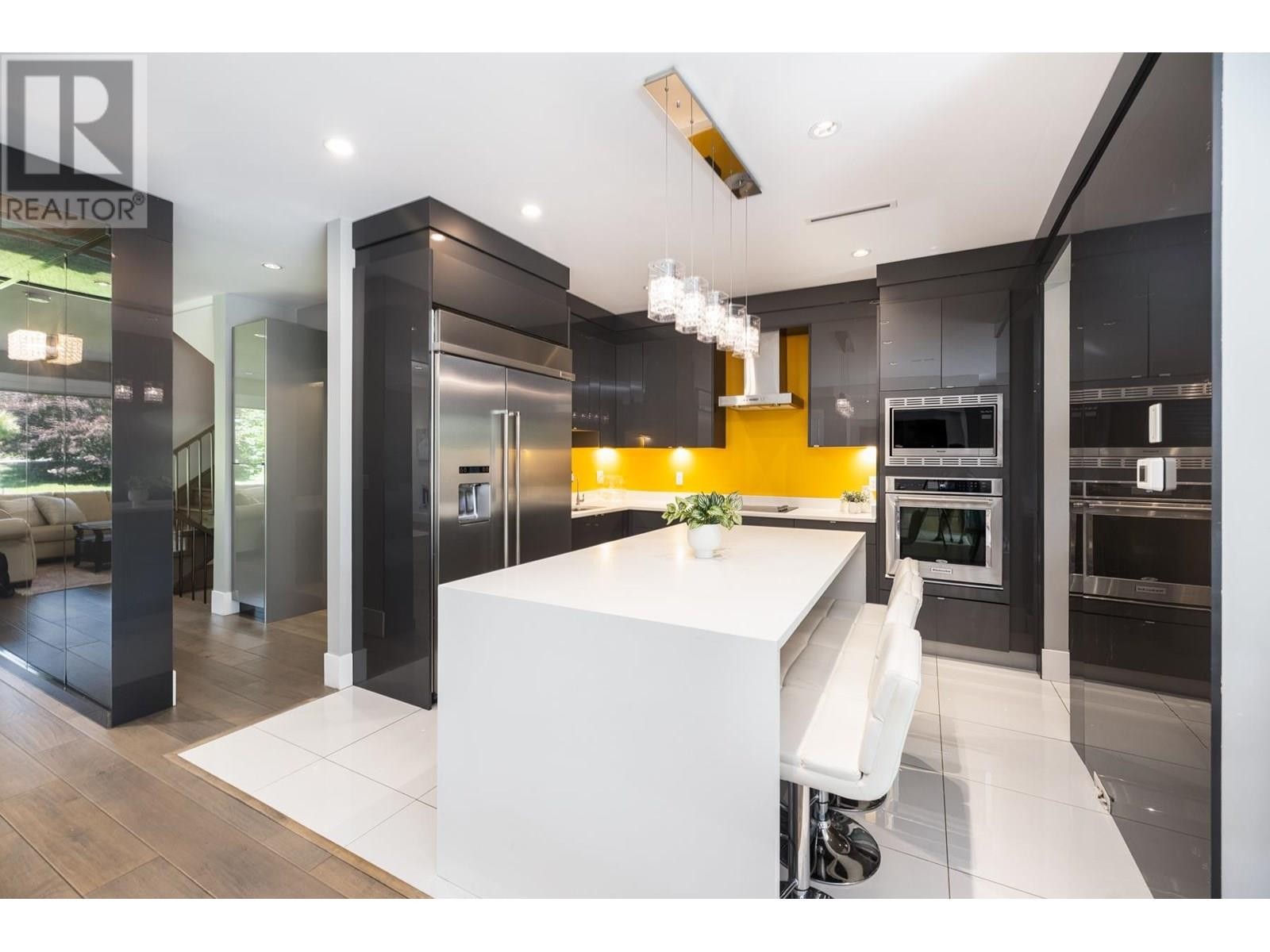 












2553 WESTERN AVENUE

,
North Vancouver,




British Columbia
V7N3L2

