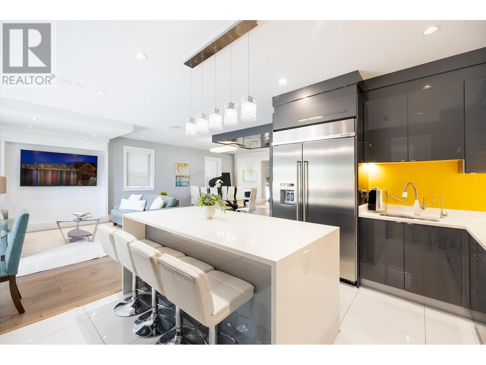 












2553 WESTERN AVENUE

,
North Vancouver,




British Columbia
V7N3L2

