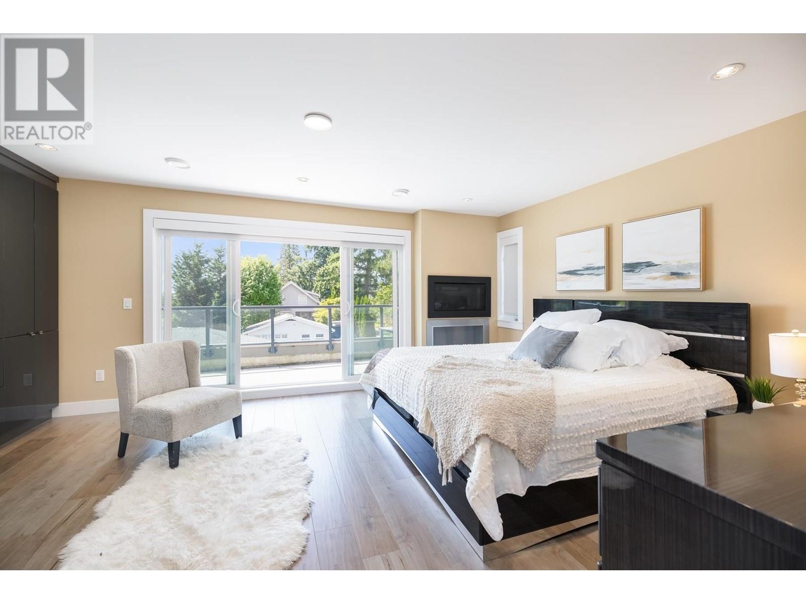 












2553 WESTERN AVENUE

,
North Vancouver,




British Columbia
V7N3L2

