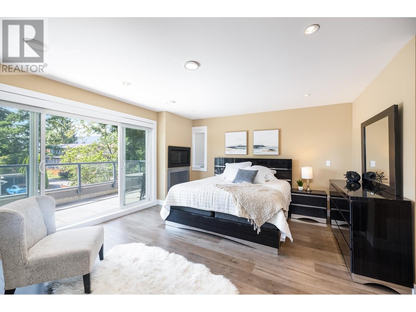 












2553 WESTERN AVENUE

,
North Vancouver,




British Columbia
V7N3L2

