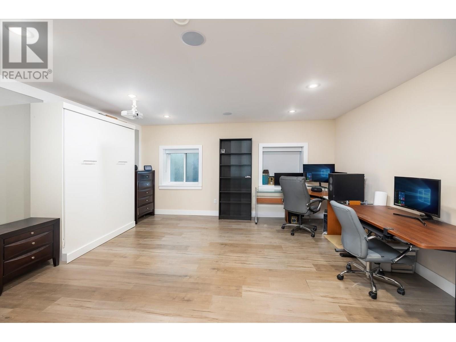 












2553 WESTERN AVENUE

,
North Vancouver,




British Columbia
V7N3L2

