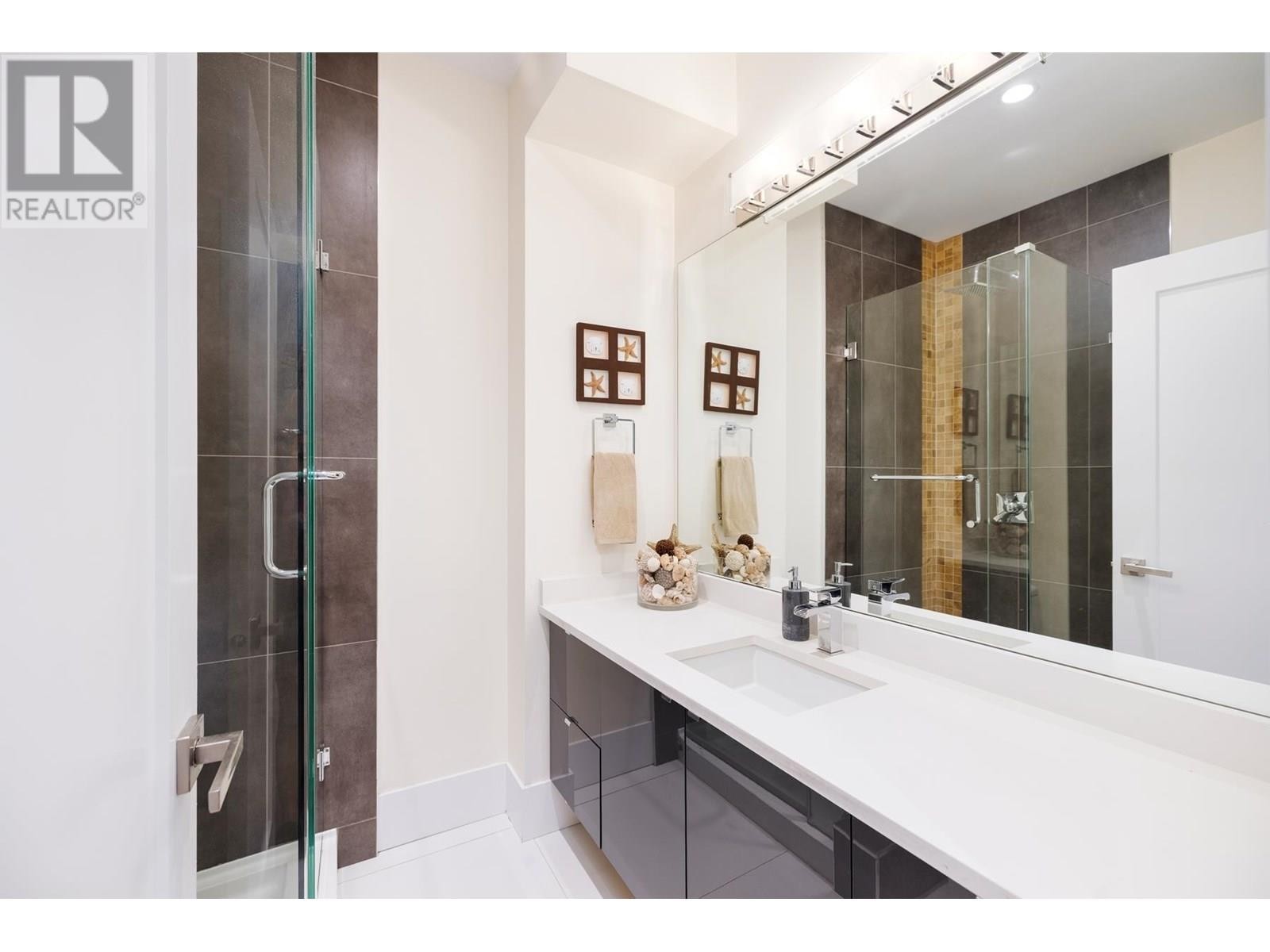 












2553 WESTERN AVENUE

,
North Vancouver,




British Columbia
V7N3L2

