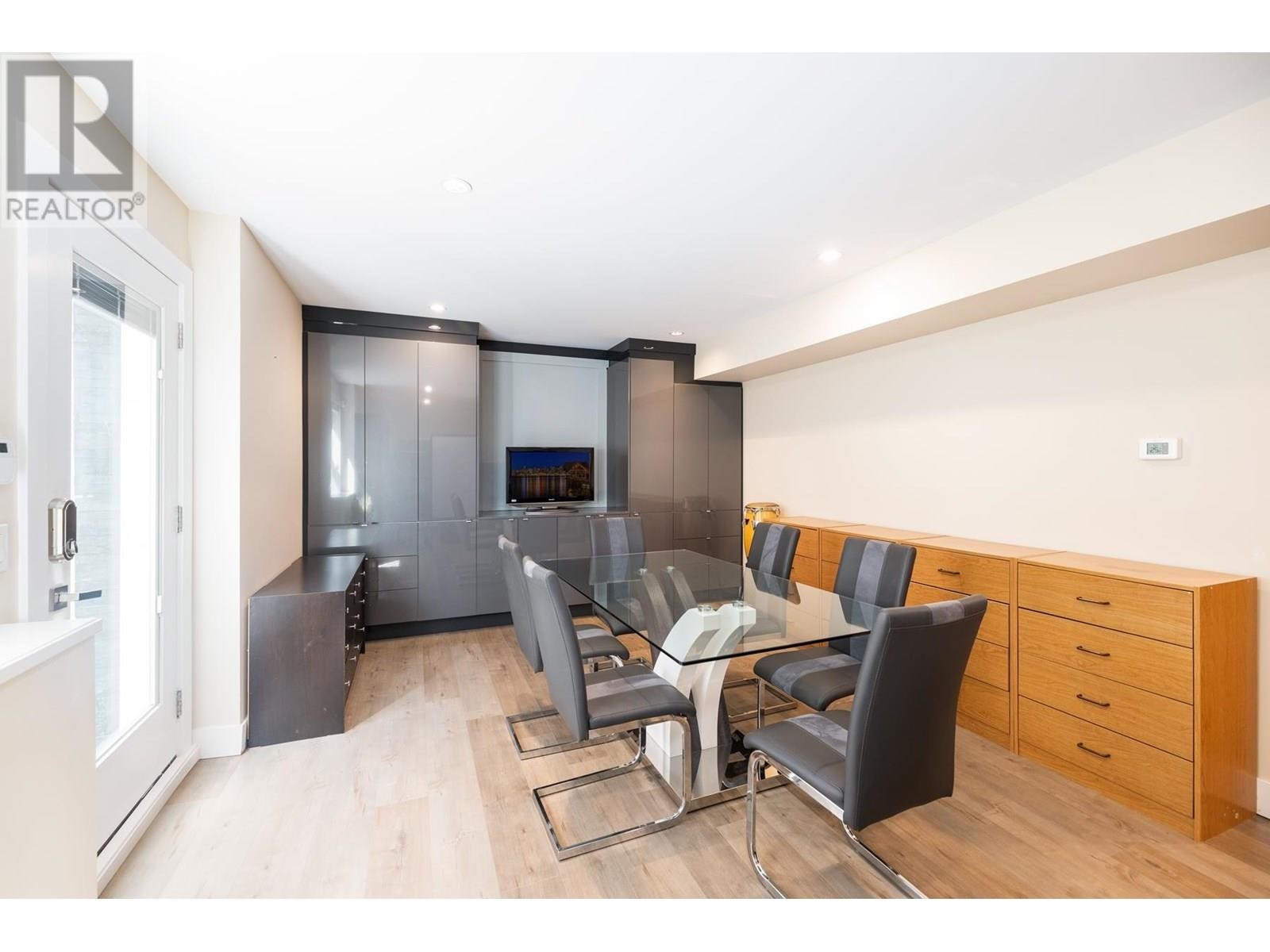 












2553 WESTERN AVENUE

,
North Vancouver,




British Columbia
V7N3L2

