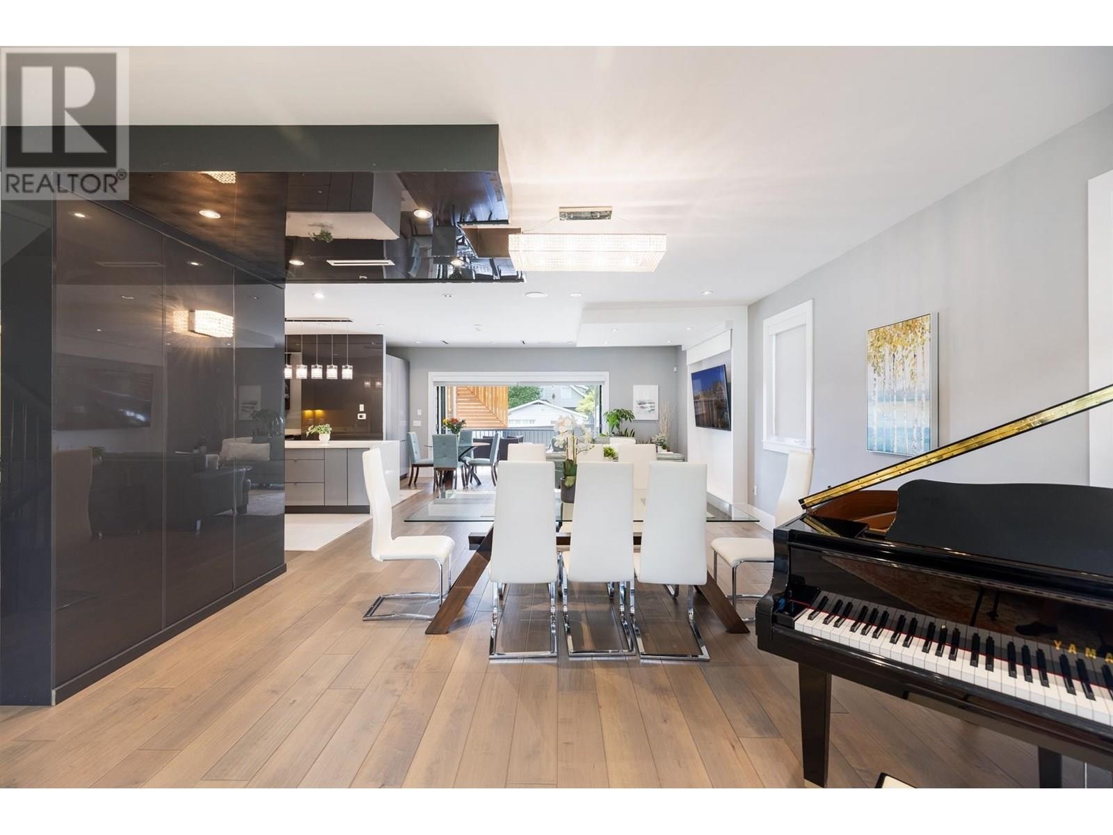 












2553 WESTERN AVENUE

,
North Vancouver,




British Columbia
V7N3L2


