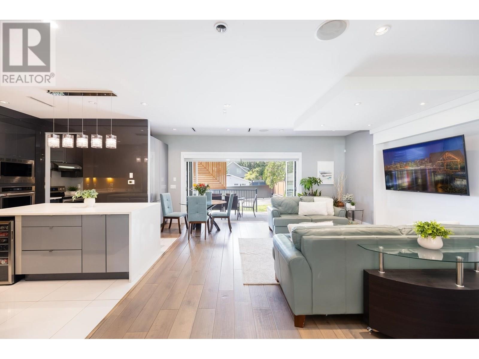 












2553 WESTERN AVENUE

,
North Vancouver,




British Columbia
V7N3L2

